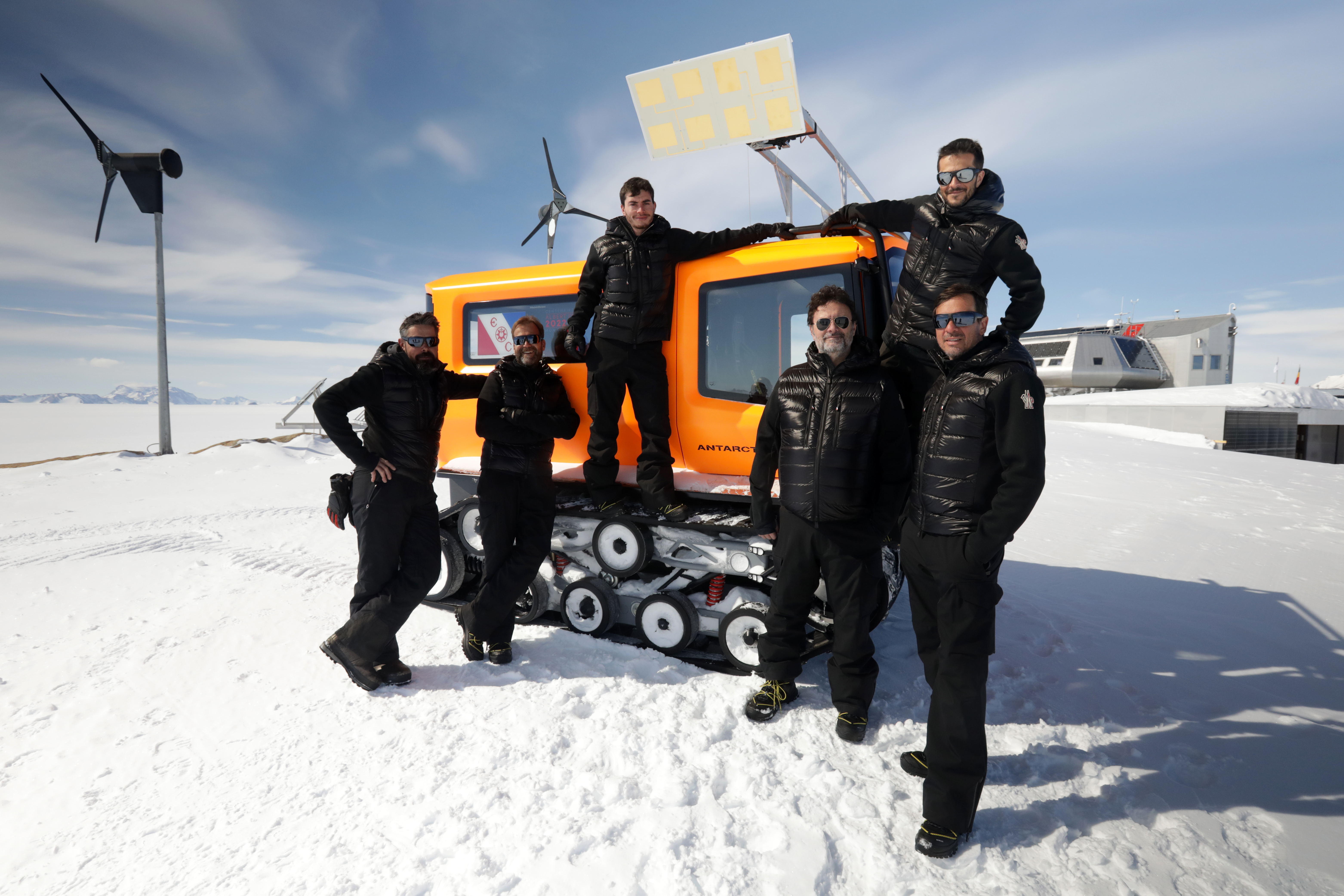 Gildo Pastor & Venturi team with Antarctica © Sarah Del Ben